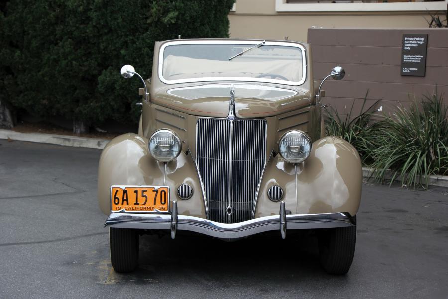  Ford V8 Deluxe Convertible Sedan 1936 года  (фото 9 из 18)